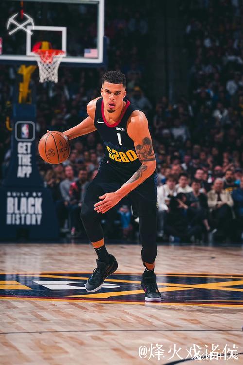 小波特跑位到弧顶接球,三分干拔出手投进3+1 小波特跑位到弧顶接球,三分干拔出手投进3+1